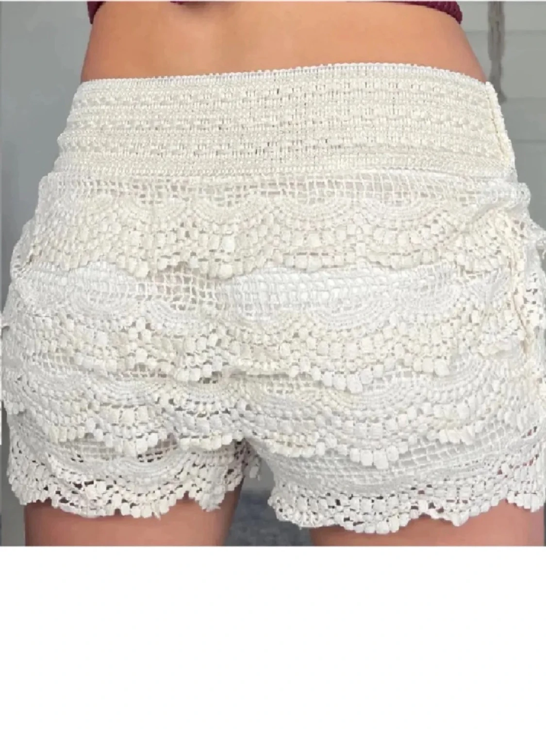 Vita virkade shorts med volang