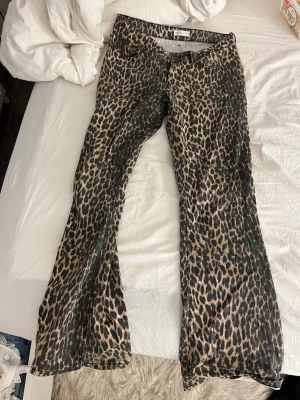Leopardmönstrade jeans från Gina Tricot - Säljer mina Leo jeans för att dem är för små, 38 men mer 36. Passar nog någon som har lite mindre rumpa då dom är väldigt tajta i rumpan på mig. Använda 4 gånger. Icke djur och rökfritt hem! Kostade 579 nypris 