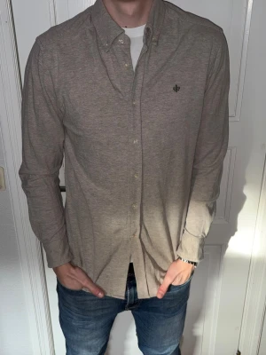 Beige skjorta från Morris - Beige skjorta från Morris i storlek M. Fint skick till ett bra pris. Nypris: 1995kr. Mitt pris: 349kr. Vid frågor eller funderingar, tveka inte att höra av dig.