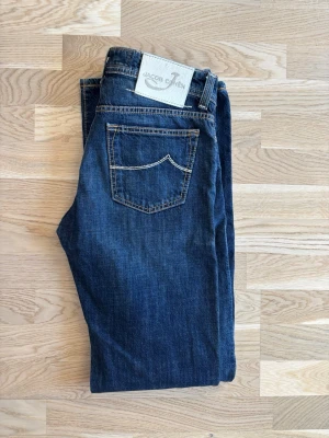 Jacob Cohën jeans - Säljer ett par sjukt feta Jacob Cohën jeans! Sjukt hög kvalité och snygga detaljer. Jeansen är i väldigt bra skick! Jeansen är i storlek 31 och har en ytterbenslängd på 110cm så passar dig som är lite längre! Bara att höra av dig vid frågor, priset är inte hugget i sten🤝