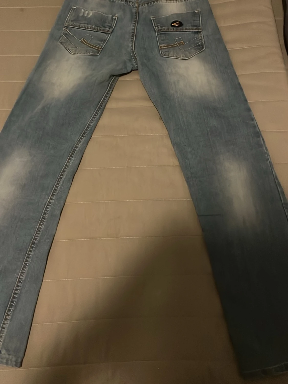 Ljusblå slitna jeans med raka ben - 1