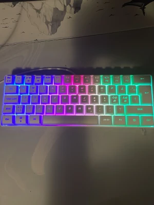 RGB-tangentbord och Logitech G-mus - Säljer mitt tangentbord/keyboard och mus .köpte det nyligen har haft det i 1 månad och använder det inte för jag har slutat spela tv spel .Pris kan diskuteras med lig genom att skriva