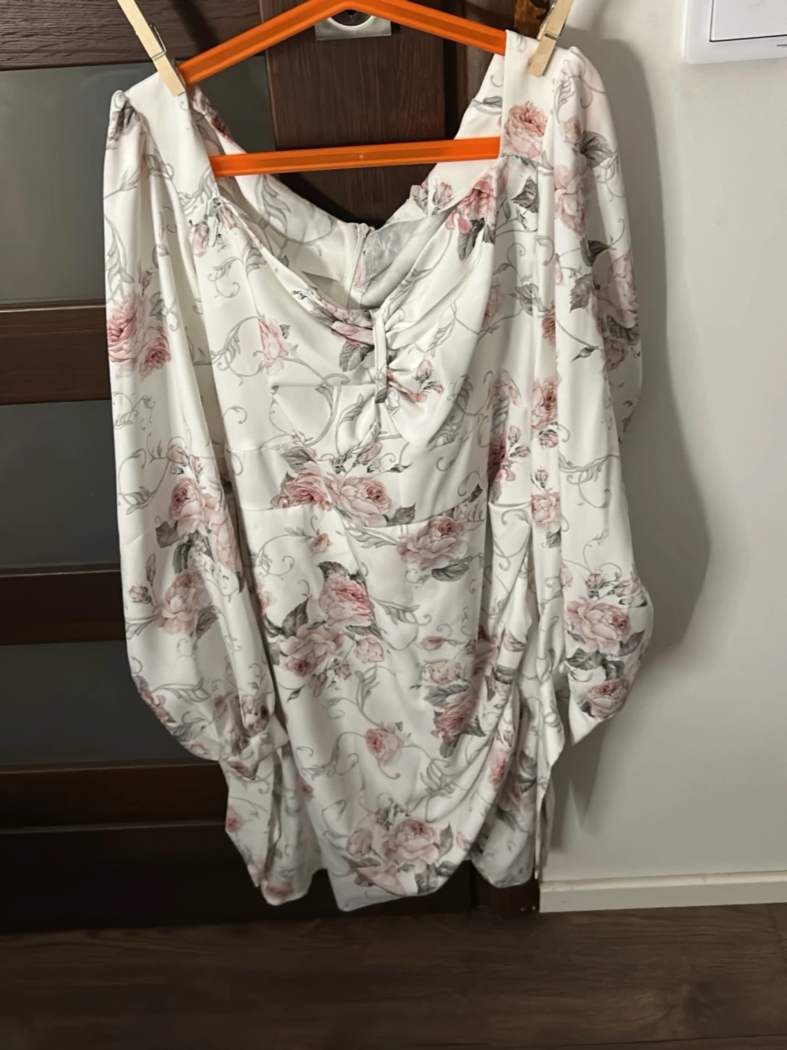 Blommig vit klänning med drapering - 1