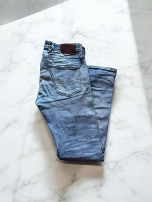 Ljusblå slitna Replay jeans  - Feta men slitna ljusblå jeans från Replay / skick 7/10 / storlek 29/32 / kontakta via intresse eller annat och pris kan diskuteras!😊