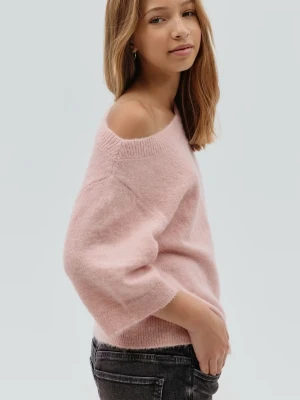 Ljusrosa stickad tröja - Mysig ljusrosa stickad tröja med trekvartsärmar. Tröjan har en bred ribbad kant vid halsringningen. Säljer då den ej kommit till användning, är slutsold i alla storlekar❤️