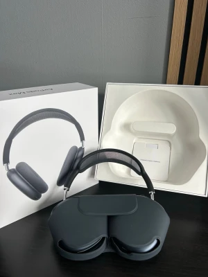 Airpods Max Midnight Blue  - Säljer dessa airpods max i färgen midnight blue. Det är 2024 varianten och dem är i jätte fint skick. Allt på bilden ingår. Kvitto finns också! Skriv vid fler frågor eller bilder