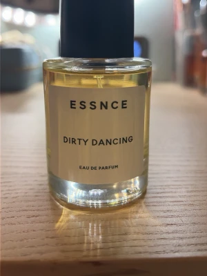ESSNCE Dirty Dancing - Dirty Dancing är en Eau de Parfum från det svenska företaget ESSNCE. Det är en söt men ändå fräsch doft som är lätt att tycka om. Noter av bland annat sockervadd, persika, bergamott, litchi, jasmin, mysk och vanilj.🍑🍬🍋‍🟩🍦