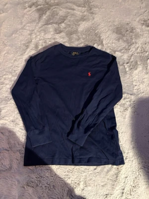 Polo Ralph Lauren tröja - En långarmad polo Ralph Lauren tröja i storlek 152. Nypris 499kr vårt pris 69kr