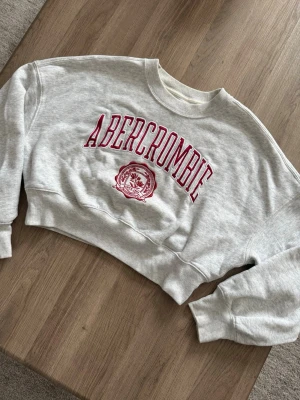 Abercrombie & fitch - Använd några få gånger, fint skick! Den är lite croppad.