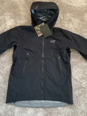 Arcteryx skidjacka - Arcteryx jacka, perfekt nu inför skidor och kallare väder. Helt vattentät, färg:svart, storlek, M. Kontakta för fler frågor. 