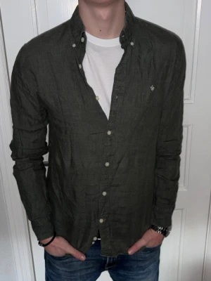 Mörkgrön linneskjorta från Morris - Mörkgrön linneskjorta från Morris i storlek S. Fint skick till ett bra pris. Nypris: 1299kr. Mitt pris: 349kr. Vid frågor eller funderingar, tveka inte att höra av dig.