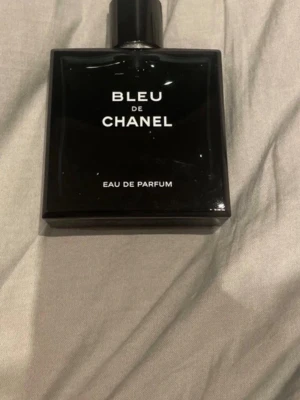 Bleu de Chanel Eau de Parfum - Bleu de Chanel Eau de Parfum är en elegant herrdoft. Parfymen utstrålar lyx och modernitet, perfekt för dig som gillar exklusiva dofter. Ungefär 60-70 ml kvar i flaskan. Säljer även på Vinted. Vid intresse kontakta mig. 
