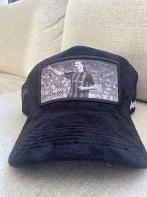  svart velvet keps - Säljer denna svarta velvet keps från berreto ! 🔥Framsidan finns ett tryck av våran svenska kung Zlatan👑🇸🇪                                                              Kontakt om funderingar!