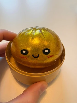 Super sällsynt guldig glitter-dumpling ✨ - Den unika guld-dumpningen från mystery-serien! Helt ny, kommer i orginalförpackning.