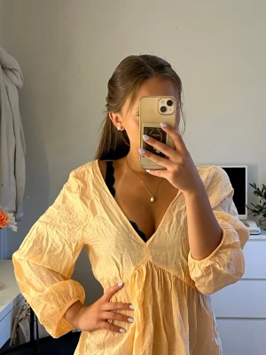 Orange sommarklänning  - Jätte fin orange sommarklänning perfekt för varma sommardagar. Säljer då den är lite stor för mig. Bara använt en gång🥰