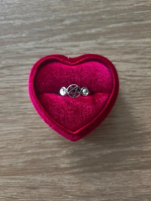 Silverfärgad ring med pentagram och stenar - ring i storlek 18,5mm, silverfärgad. 