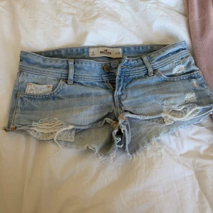 Ljusblå slitna jeansshorts Hollister - Hollister shorts🌺38cm i midjan