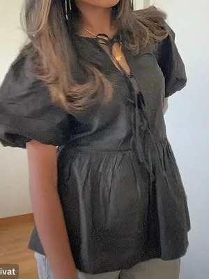 Svart blus med puffärm och knyt NELLY  - Snygg svart blus med puffärmar från Nelly 