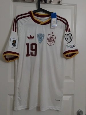 Spanien vm 2026 bortatröja  - Spanien vm 2026 bortatröja med lamine Yamaha nummer 19 på baksidan,size M och helt ny,vm qualifiers patch