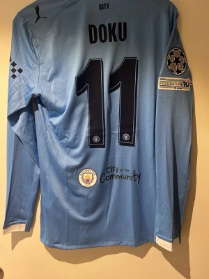 Manchester city Doku #11 - En Manchester City med Doku #11 Spelar Version i storlek L 
