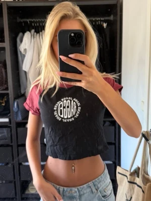 Croppad svart och vinröd t-shirt - Svart och vinröd croppad T-shirt från Urban outfiters! Utan defekter!💕