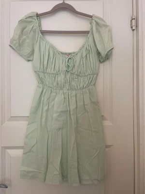 Klänning Bianca x Nelly - Ljusgrön sommarklänning från Biancas kollektion med Nelly. Klänningen är endast använd fåtal gånger och i fint skick.