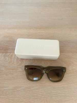 Chimi solglasögon - Säljer dessa gröna chimi solglasögon!! Köpta för ett tag sen men sparsamt använda i mycket bra skick. Köpta på chimis egna butik på NK för 1400 kr 🕶️