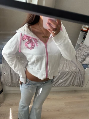 Vit zip hoodie - Så fin vit zipp hoodie med rosa paljetter och rosa dragkedja. Päls inuti. Jag är 168 och det är mina bilder, köp via köp nu direkt eller Swish, kvar tills markerad som såld 💖 