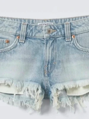 Blå jeansshorts med fransig kant Weekday - Säljer dem virala ljusblå jeansshortsen från Weekday i storlek 26 (midjemått= 37-38 cm), dem är helt nya och inte använda pga att dem är för stora💕 