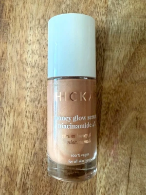 Hickap Honey Glow Serum Highlighter - Kombinera glow och hudvård i ett enda steg med vårt lystergivande glowserum. Det jämnar ut hudtonen och ger en naturlig satinfinish med mjuk lyster. Bär serumet ensamt för en naturligt glowig look, blanda några droppar i din dagkräm, din foundation eller applicera det som bas under makeup. Volym: 30 ml. Använd en gång. Nypris 299 kr.