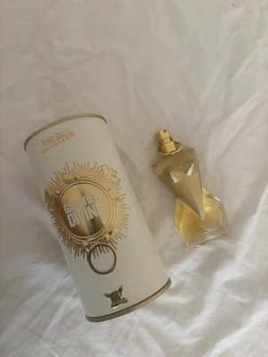 Jean Paul Gaultier Divine - 50 ml, aldrig använd bara luktat på den. Köpt för 1400 säljs för 1,100. Fick i present men gillar ej doften