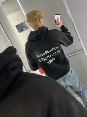 Acne studios hoodie (Navy/S) - Great condition, used once. Same day shipping.  Comes with the original bag that it came with. Relaxed/ baggy fit. 100% cotton. Modelen är 183, bär storlek S