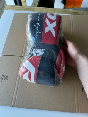 RDX F4 Sparringhandskar 12 oz – Nya - Säljer ett par nya RDX F4 sparringhandskar i 12 oz. Passar för boxning, kickboxning, thaiboxning och annan kampsportsträning. Fungerar bra för både sparring och säckträning. Oanvända och i originalskick. Kan skickas eller hämtas efter överenskommelse. Vid intresse eller frågor är det bara att höra av sig. 