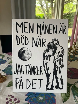 Håkan Hellström tavla - Håkan Hellström/streetart inspirerad canvas målning med modern look och lite ojämna penseldrag för realism.  30x40cm  Citat taget ur text från ”Gårdakvarnar och skit” Motiv, medelålders par samt en måne   Riktigt snyggt poster canvas tavla, akrylmålning för hand.  Hör av er //Adam
