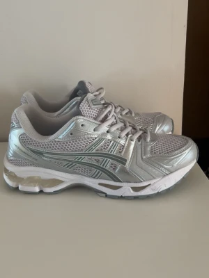 Asics gel kayano 14 - Klicka hem dina sommarskor nu! Låda medföljer inte. Sista två bilderna är det fläckar men de är små och omärkbara, jätteenkelt att få bort. Strlk 45