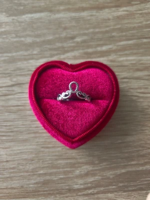 Silverfärgad ring med hjärtdetaljer - ring i storlek 17,7mm, silverfärgad. 