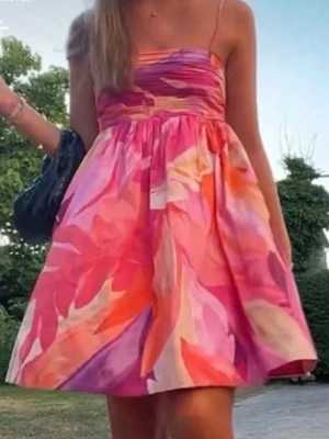 Klänning - Snygg klänning från hm som passar för midsommar och sommaren ❤️❤️❤️jag har sytt in den lite så den blir tajtare , men gillar man ej det är det hur lätt som helst att bara dra bort tråden och det kommer inte lämna några märken efter sig
