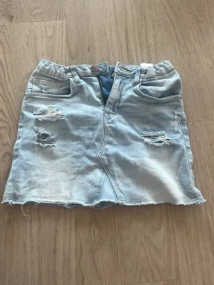 Jeanskjol  - Jeanskjol i barnstorlek, har däremot passat mig som har xs jättebra! Fint skick. 