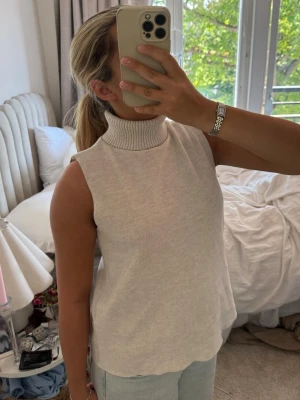 Stickad väst med polokrage - söt finstickad väst från zara med krage💓