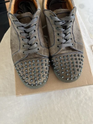 Christian Louboutin  - Säljer nu mina loubs pga av använder de aldrig de är i rätt dåligt skick tyvärr så därför jag säljer så billigt 