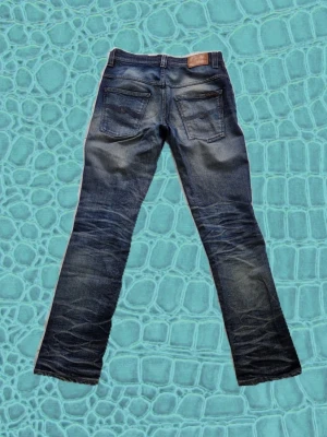 Nudie Jeans Thin Finn - Ett par Nudie Jeans i modellen Thin Finn! Bra skick. Storlek W32 L32. Mått: Midja: 40cm Benlängd: 107cm Innerbenslängd: 79cm Benbredd vid slutet: 17cm 