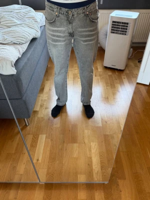 Jeans - Säljer dessa grå jeans från woodbird då dem aldrig kommer till användning, de är köpta på jeansbolaget för 1099kr och är i väldigt bra skick 8/10, de är storlek 33/32, tveka inte att skriva vid funderingar!😁