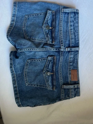 snygga shorts - Köpte på Sellpy, men dom passade inte mig. Står att dom är i strl L men jag uppskattar dom som S/XS. Väldigt små i storleken. Men snygga är dom😅 Midjan: 74 cm Längden: 26,5 cm
