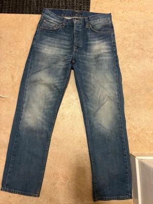 Blå raka jeans från Nudie Jeans Rad Rufus Streaky worn - Rad Rufus Streaky worn i storlek W29 L30 i mycket bra skick.