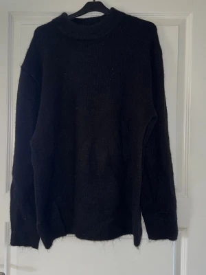 Sweatshirt - Svart Sweatshirt från H&M, aldrig använd. 
