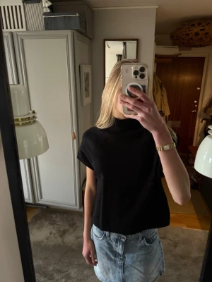 Svart kortärmad topp med hög krage - Snygg svart stickad tröja med hög krage och korta ärmar❤️