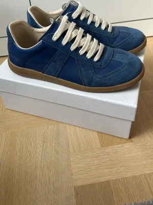 Maison margiela  - Ett par mörkblå Maison margielas i storlek 43. Använda en gång och säljer eftersom de är för små för mig. Väldigt bra skick och ett par populära skor. 