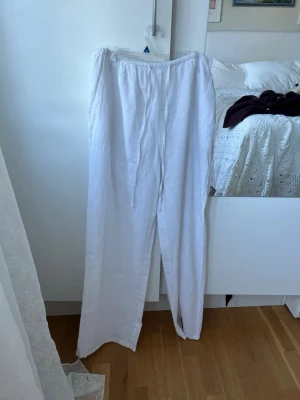 Vita linnebyxor - Säljer ett par vita linnebyxor från Gina Tricot i storlek S. Helt oanvända. 