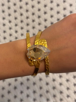 Caroline Svedbom armband  - Caroline Svedbom armband Modell: Perfect Drop Bangle Färgen: Golden Shadow Nypris 1200kr Ingen box följer med tyvärr