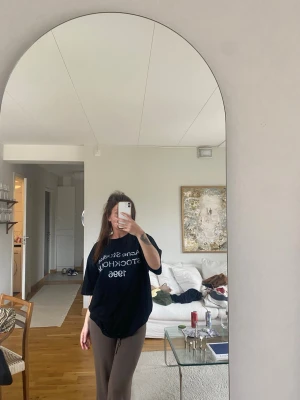 Svart Acne Studios t-shirt - Säljer en svart t-shirt från Acne Studios med tryck på bröstet där det står 'Acne Studios Stockholm 1996'. T-shirten har en avslappnad passform och är tillverkad i mjuk bomull. Perfekt för en cool och enkel stil. Lappen bortklippt